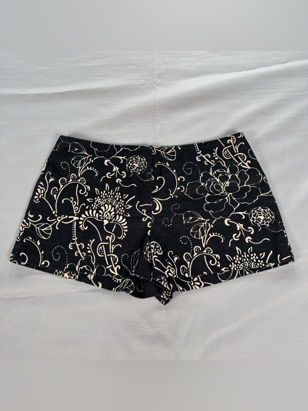 Express Black & Cream Floral Print Hot Shorts Size 3/4 Shorties Stretch Y2K